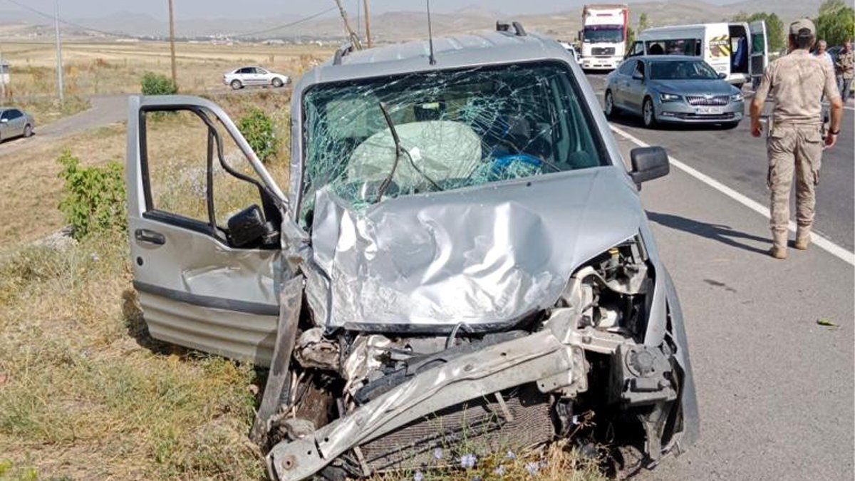 Son dakika haberi: Ağrı'da Yücekapı'da trafik kazası 12 yaralı