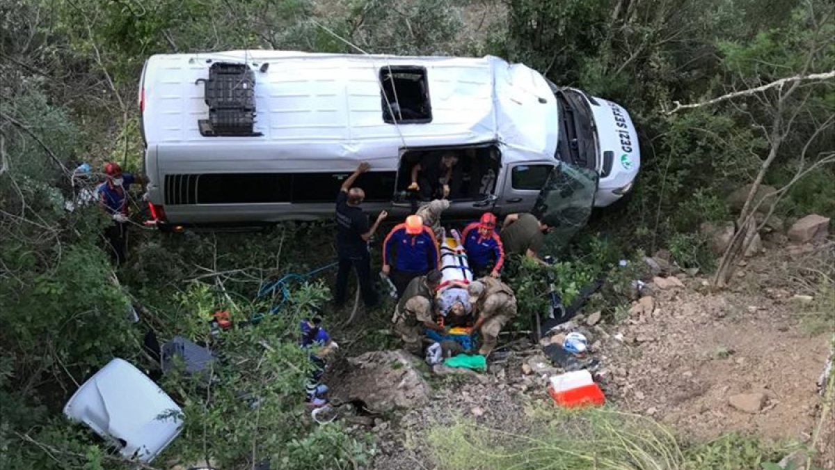 Son dakika... Tunceli'de tur minibüsü devrildi. Durumu ağır yaralılar var