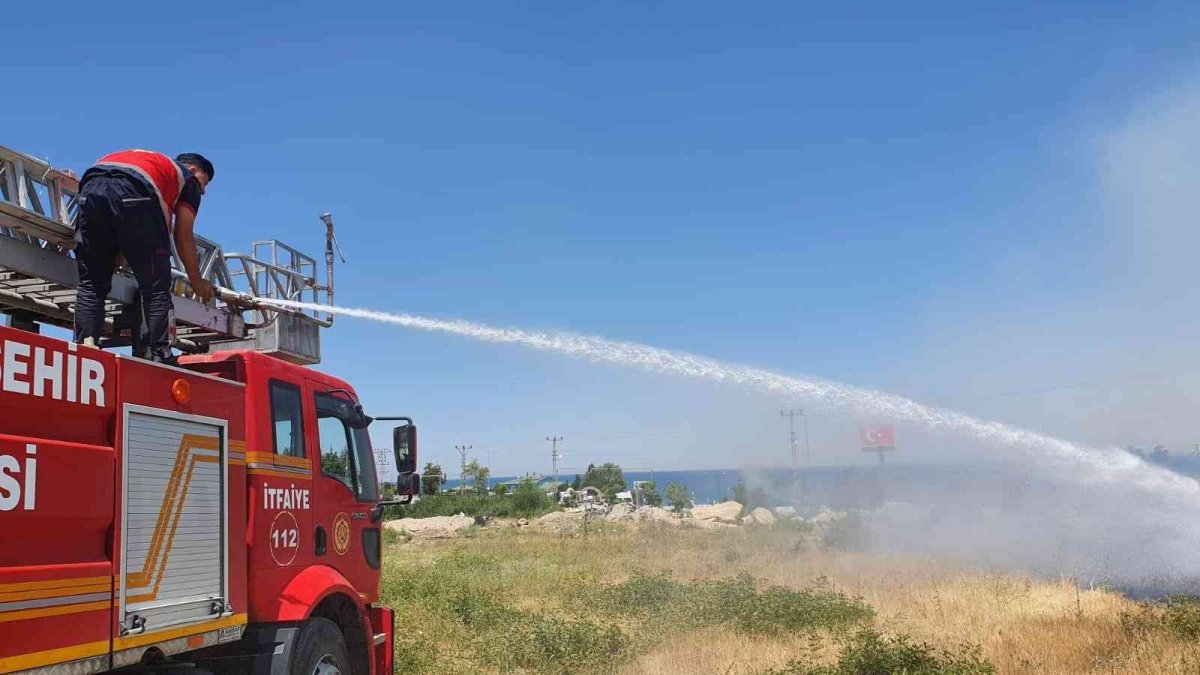 Son dakika Van! Edremit'te bahçe yangını