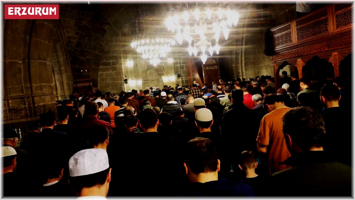 Son teravih namazında camiler doldu taştı