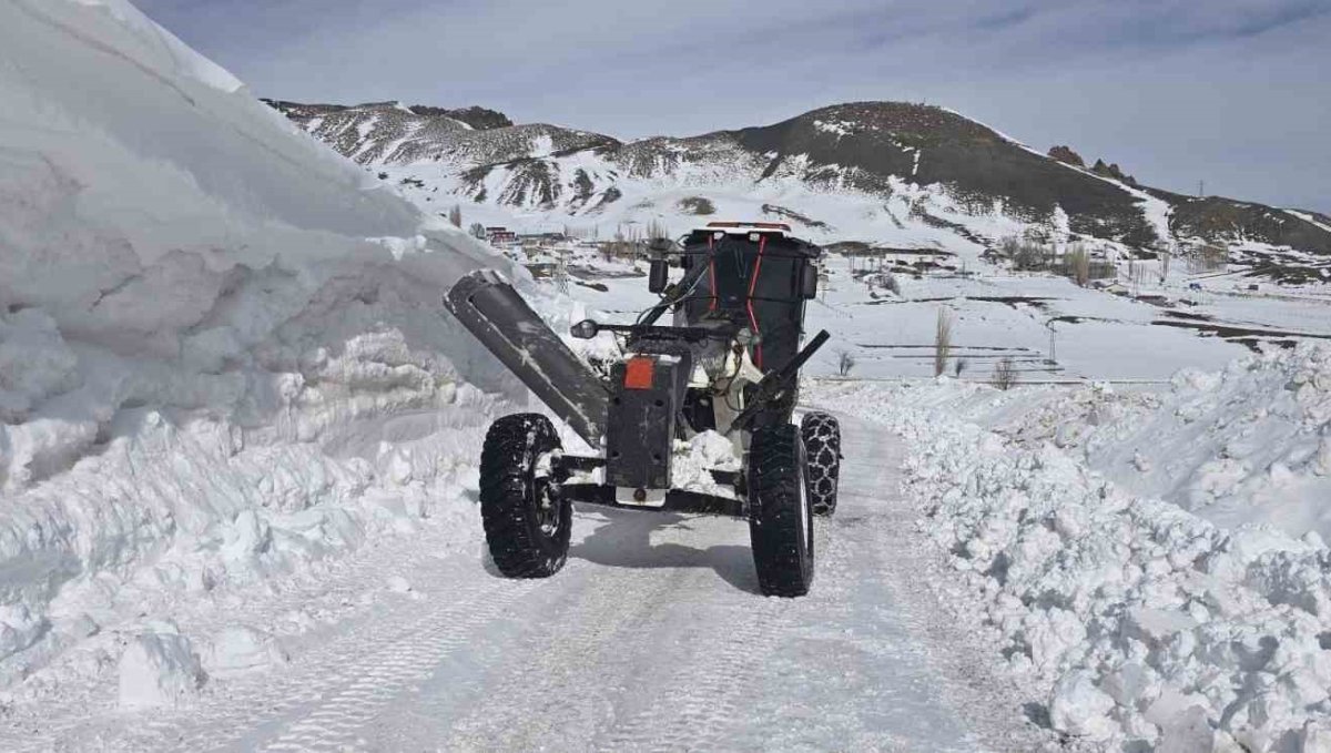 Son yılların en yoğun kar yağışını alan Iğdır'da karla mücadele aralıksız sürüyor