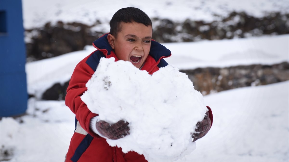 Sonbaharda etkili olan kar Karslı öğrencilere keyifli anlar yaşattı