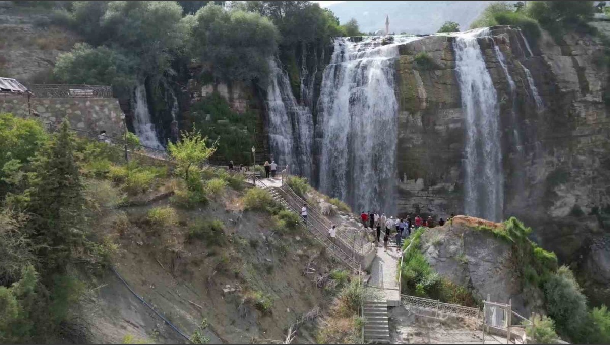 Sonbaharda Tortum Şelalesi'nde ziyaretçi yoğunluğu