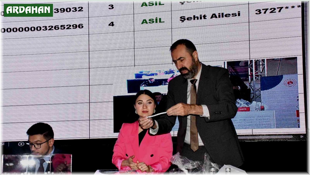 Sosyal konutta Ardahan'da kura heyecanı yaşandı