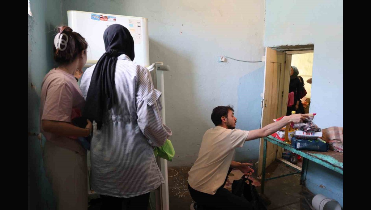 Sosyal sorumluluğun güzel örneği: Yaşlı kadının evini temizleyip gıda yardımı yaptılar