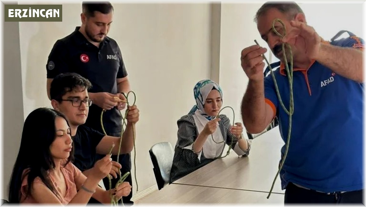 Stajyer AFAD ekipleri eğitimden geçiyor