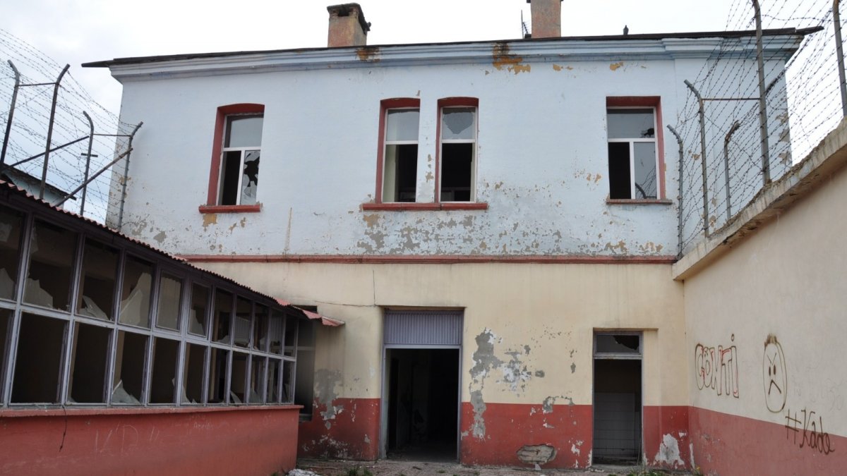 Stalin'in kayınpederinin yattığı cezaevi yıkılıyor