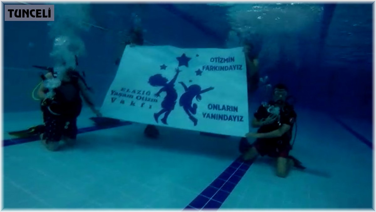 Su altında "Otizmin farkındayız, onların yanındayız" pankartı