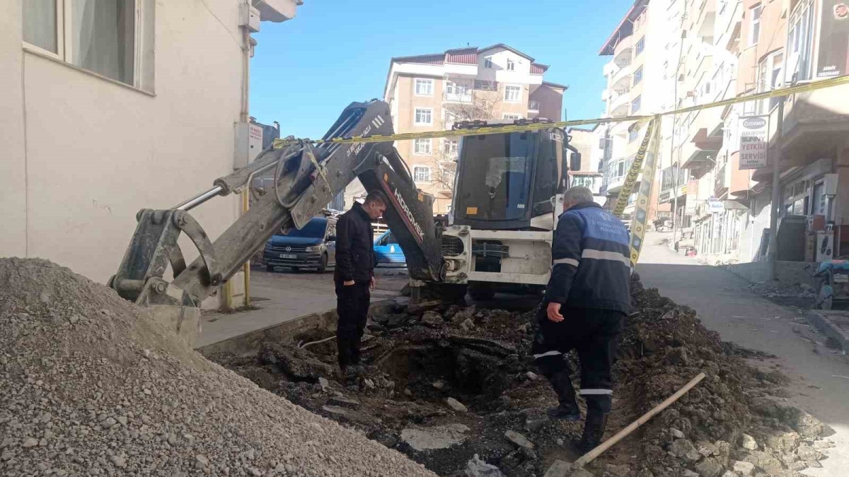 Su arıza ekiplerinin zorlu kış mesaisi başladı