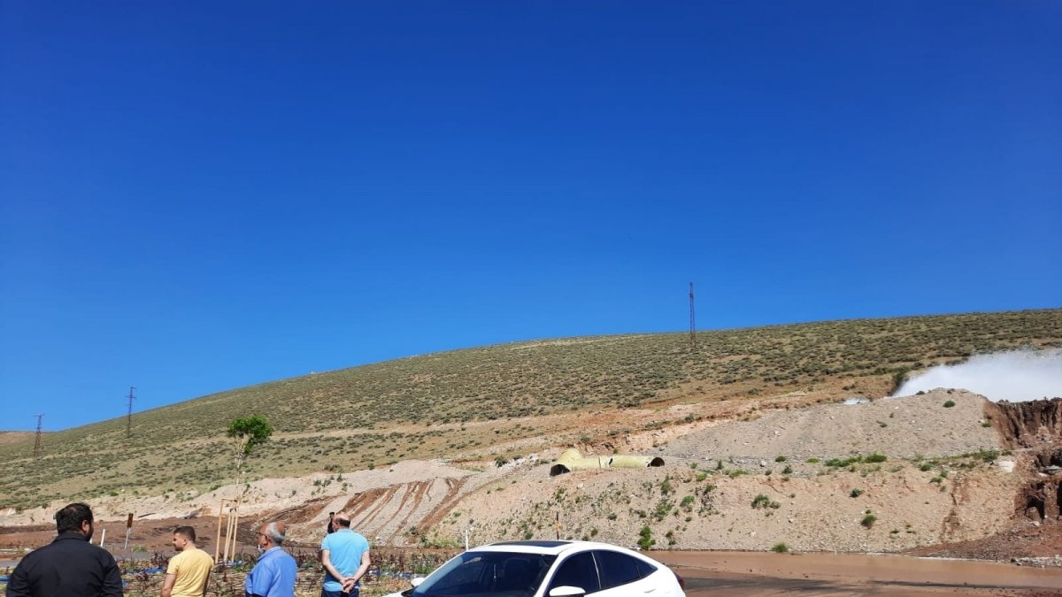 Su borusu patladı, yollar göle döndü