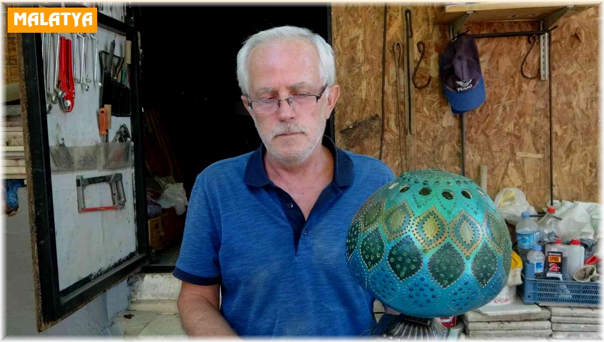 Su kabaklarını sanata dönüştürüyor