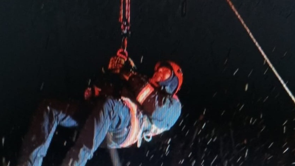 Su kuyusuna düşen köpeği itfaiye kurtardı