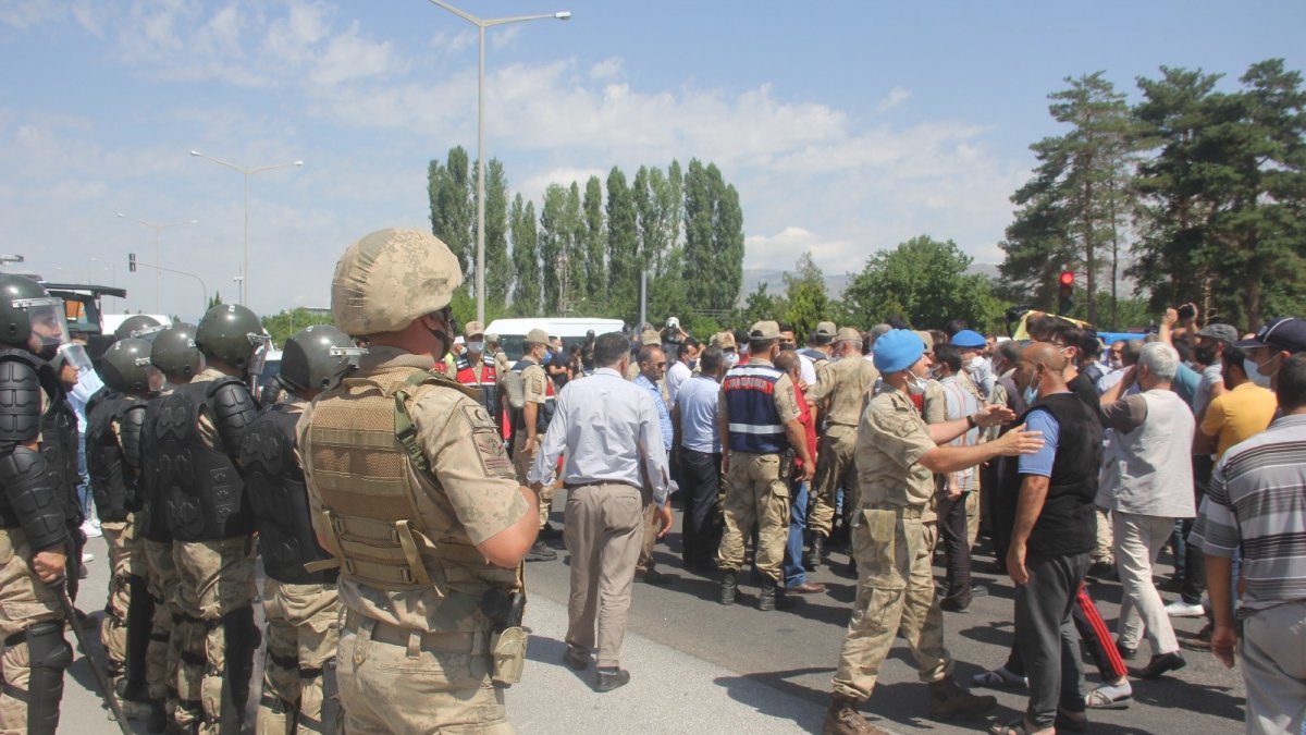 Su problemi yaşayan mahalle sakinleri şehirlerarası karayolunu ulaşıma kapattı