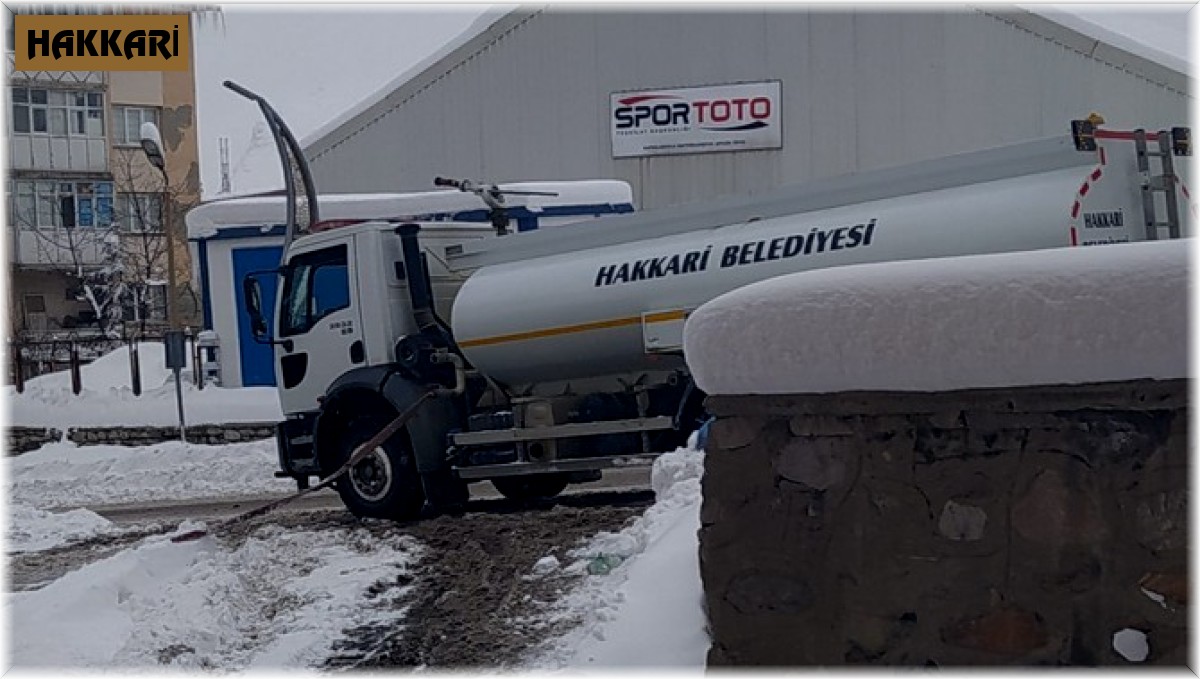 Su şebekeleri donan aile için belediye ekibi seferber oldu