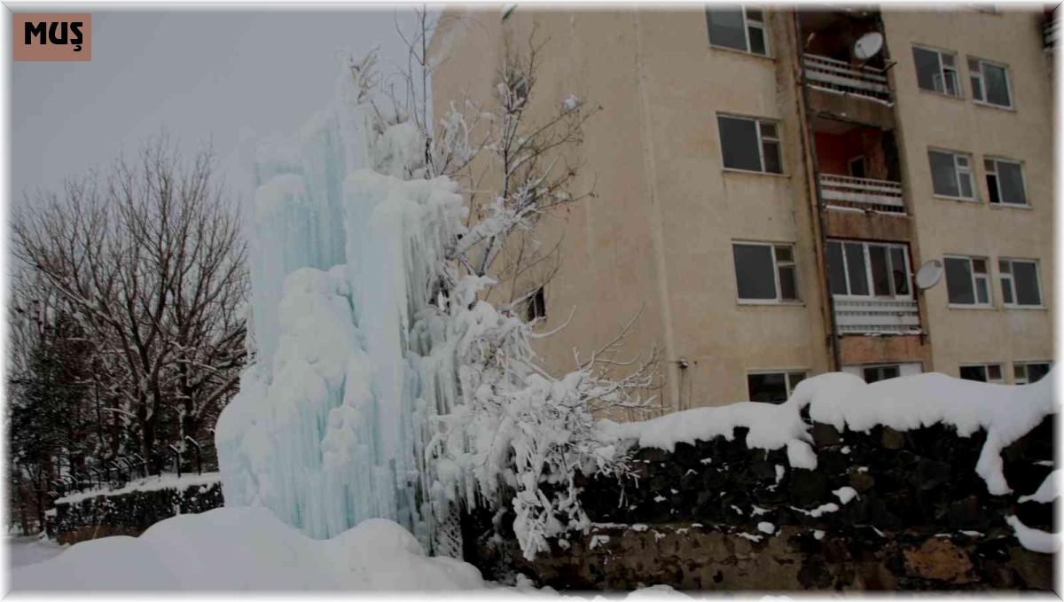 Su şebekesi patladı, buz kulesi oluştu