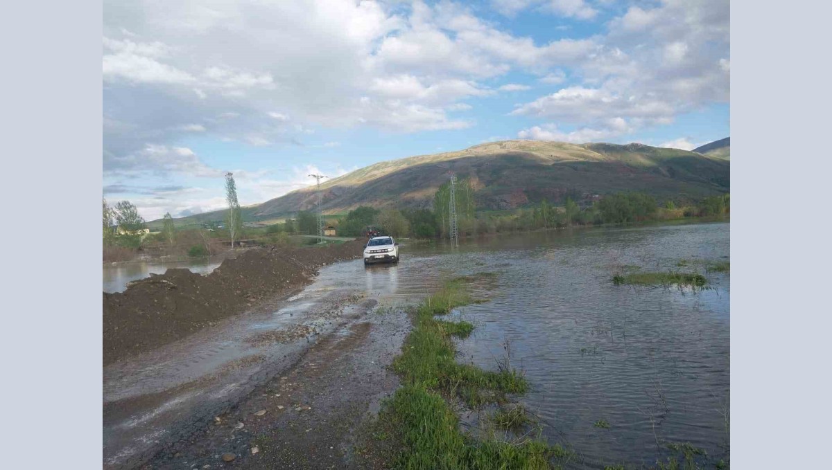 Su taşkını yüzünden kapanan köy yolları yeniden ulaşıma açıldı