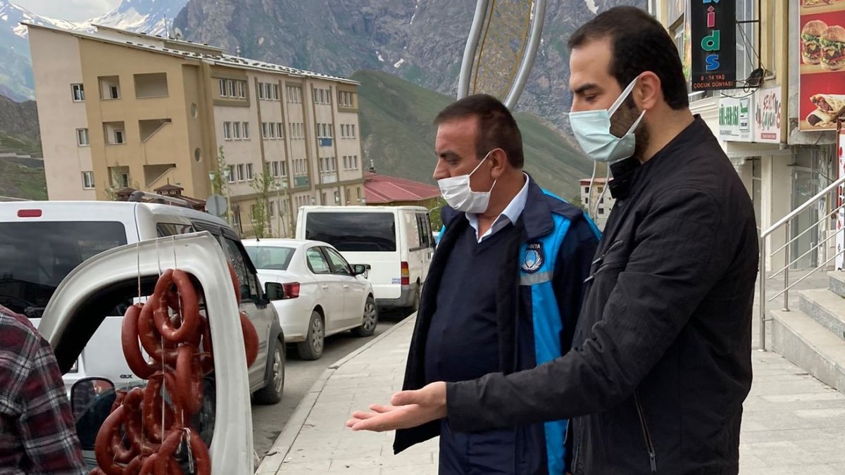 Sucuk satan işportacı il dışına çıkartıldı