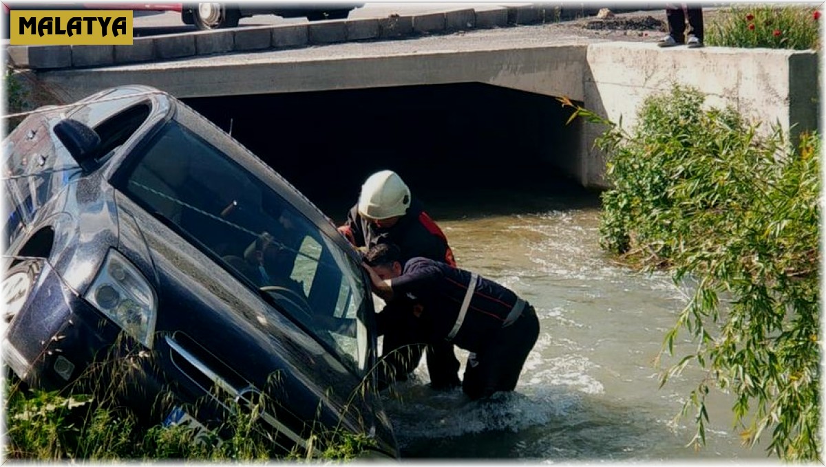 Sulama kanalına devrilen aracın sürücüsü yaralandı