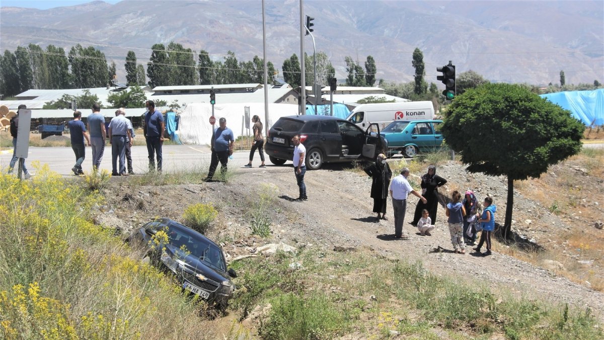 Sulama kanalına uçan araçtan yolcular yara almadan kurtuldu