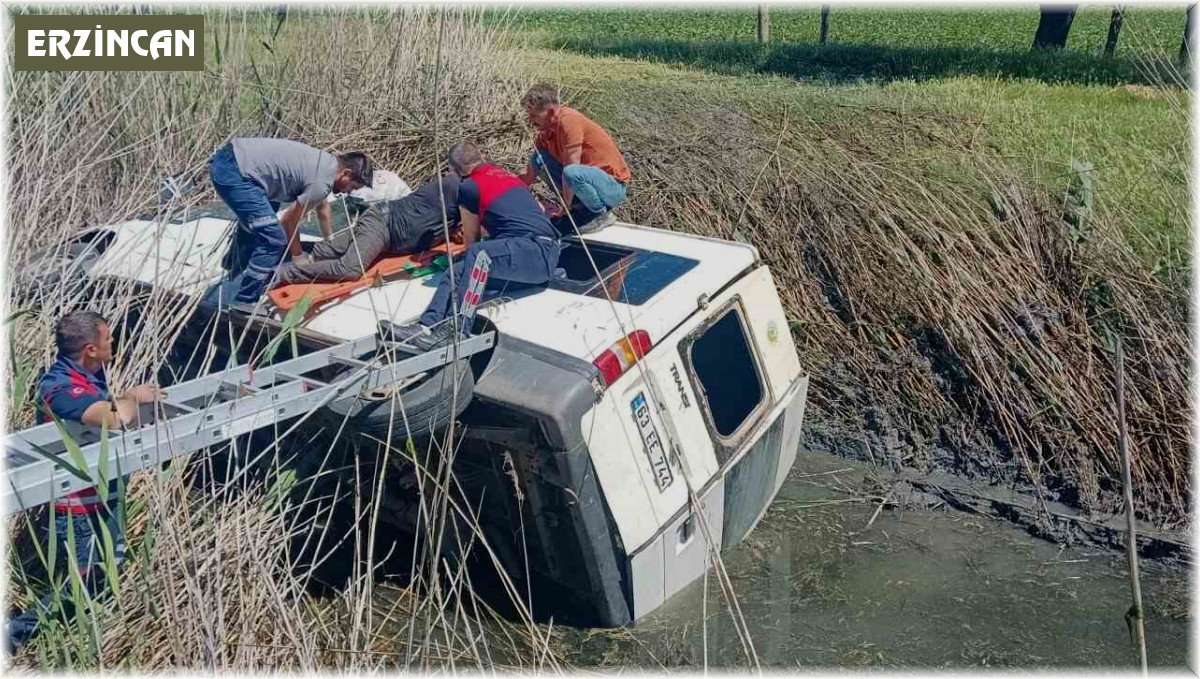Sulama kanalına uçan minibüsün sürücüsü itfaiye tarafından kurtarıldı