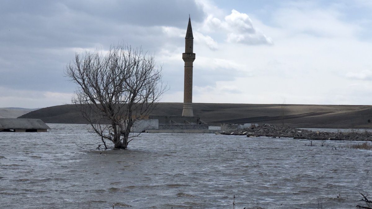 Sular altında kalan cami havadan görüntülendi