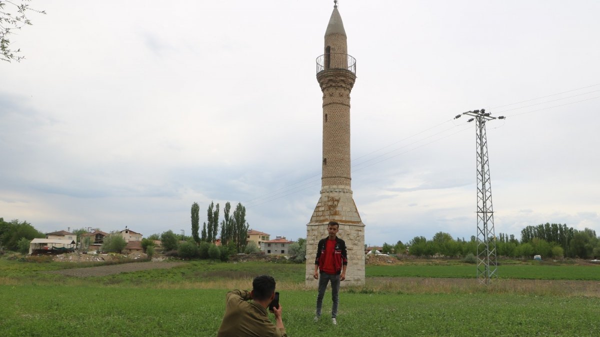Sular altında kalan köyün 'yalnız minaresi'