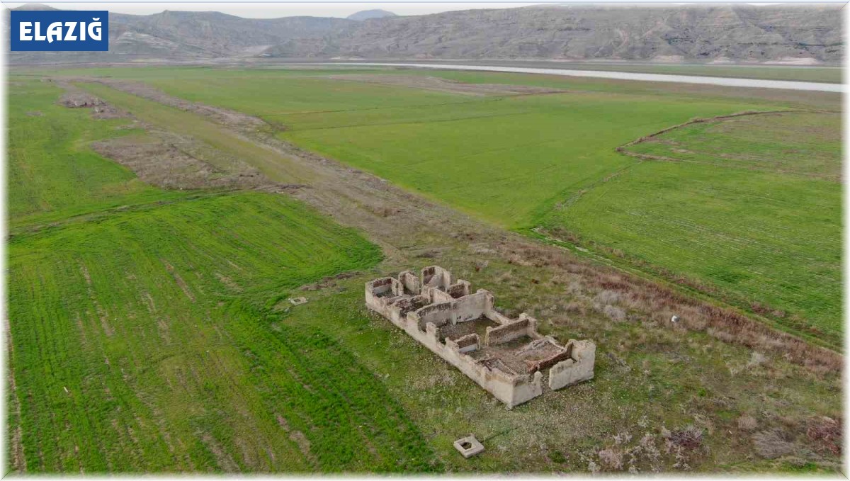 Sular çekildi, eski tren garı gün yüzüne çıktı