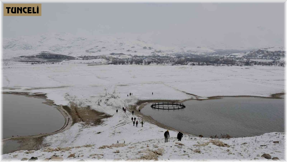 Sular çekilince tarihi kaleye 30 yıl sonra ilk kez yürüyerek gidildi