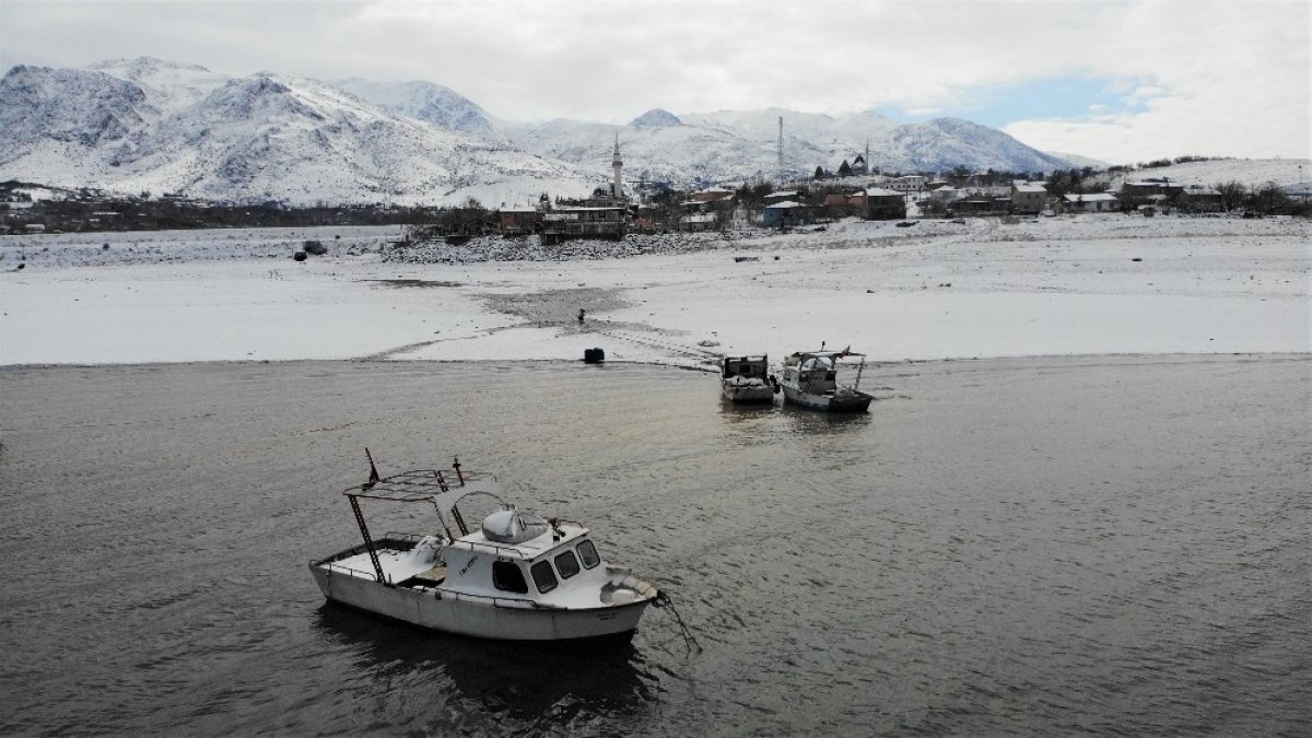 Suların çekildiği şirin köy karla eşsiz manzaraya büründü
