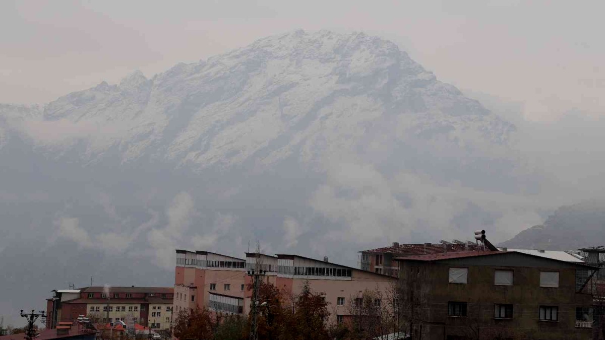 Sümbül Dağı beyaza büründü