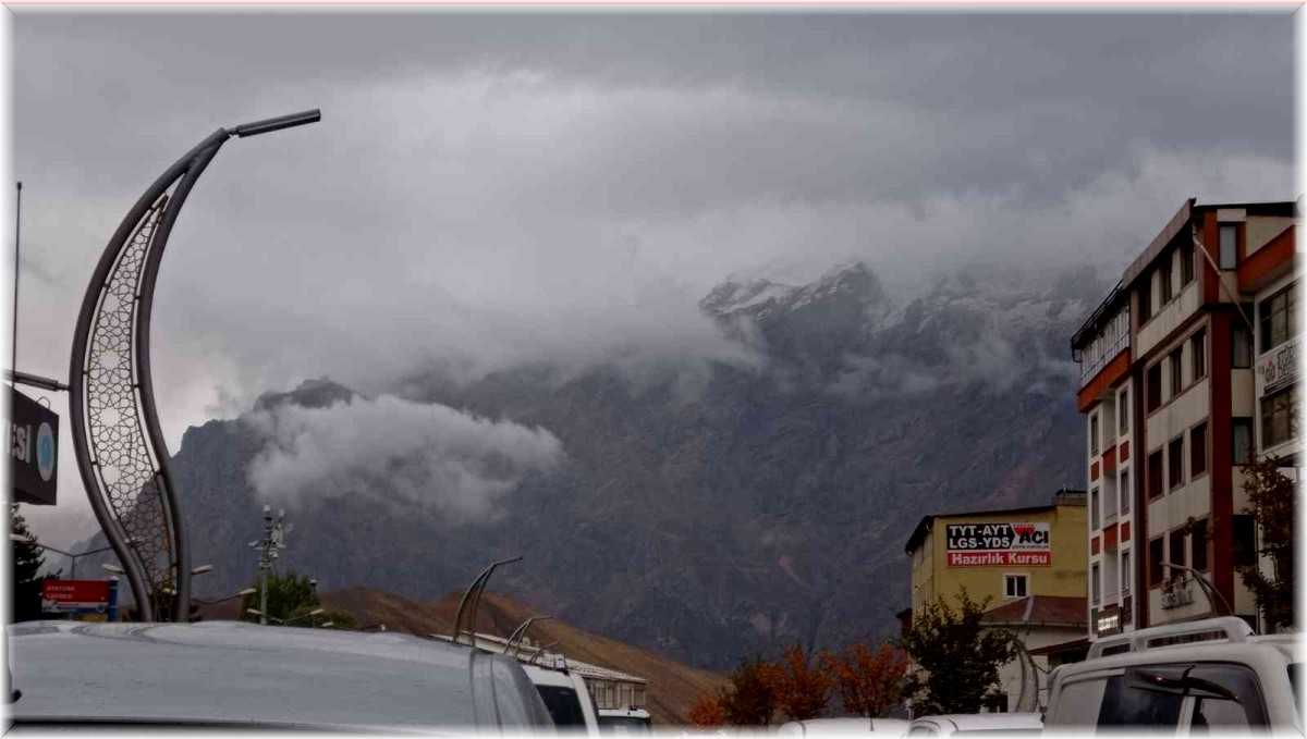 Sümbül Dağı'na mevsimin ilk karı yağdı