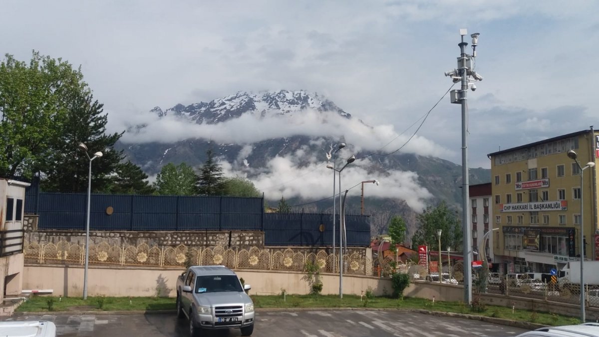 Sümbül Dağı zirvesine kar yağdı