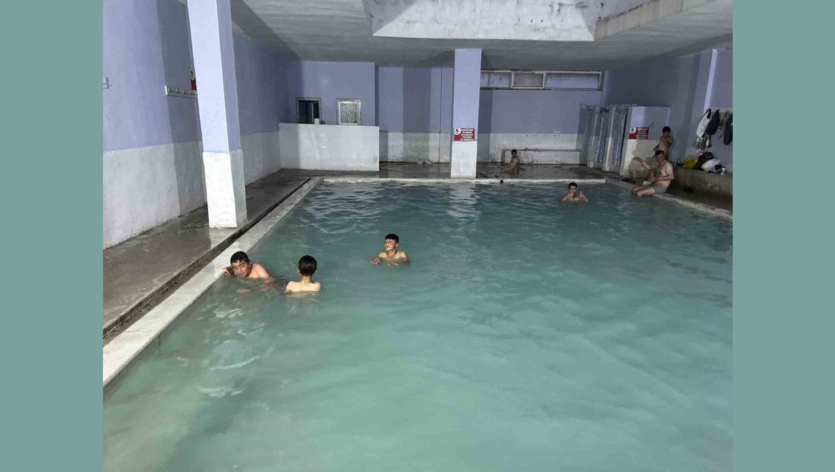 Sünnet olan çocuklar şifayı kaplıcalarda arıyor