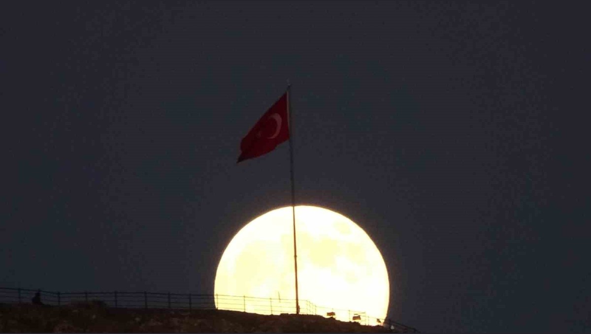 Süper Ay göz kamaştırdı