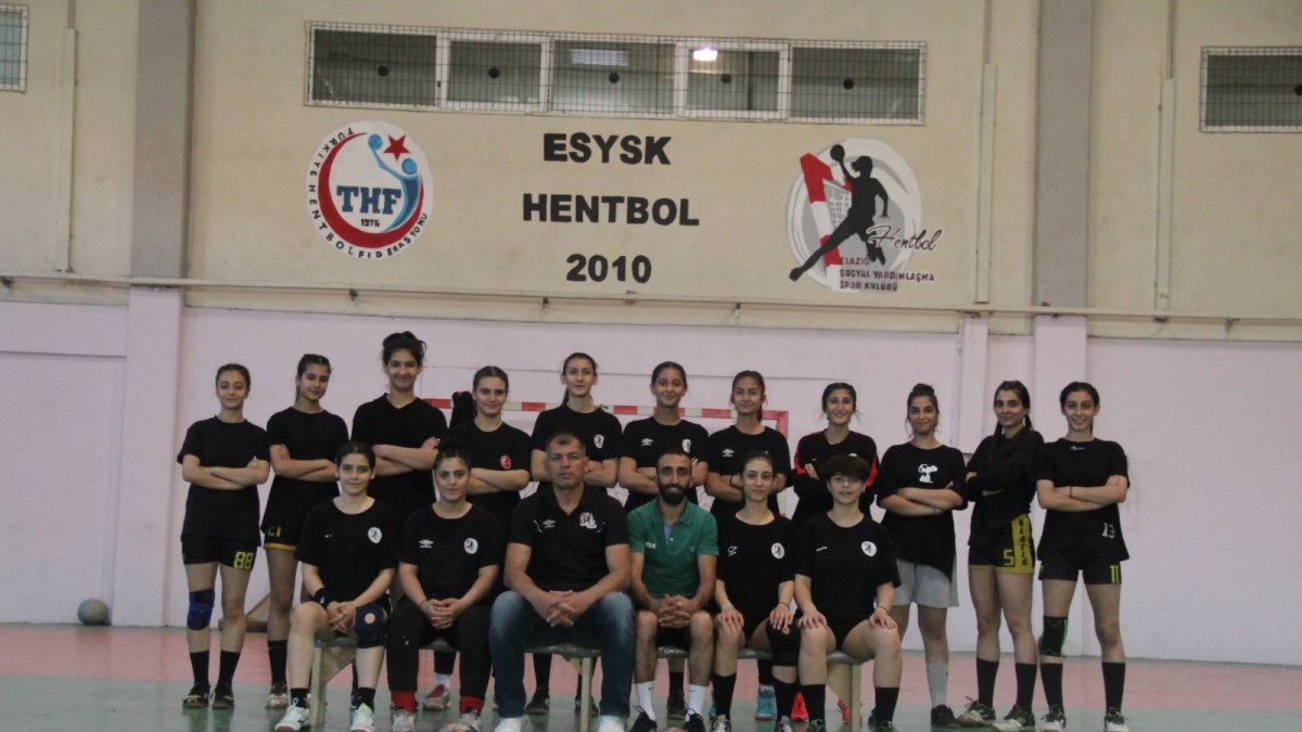 Süper Lig'de mücadele etmişlerdi, çay bahçesinde çalışarak kulübe destek olmaya başladı