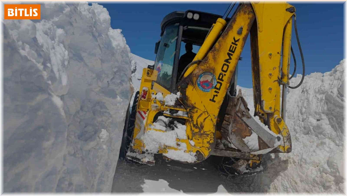 Süphan Dağı eteklerinde zorlu yol açma çalışması