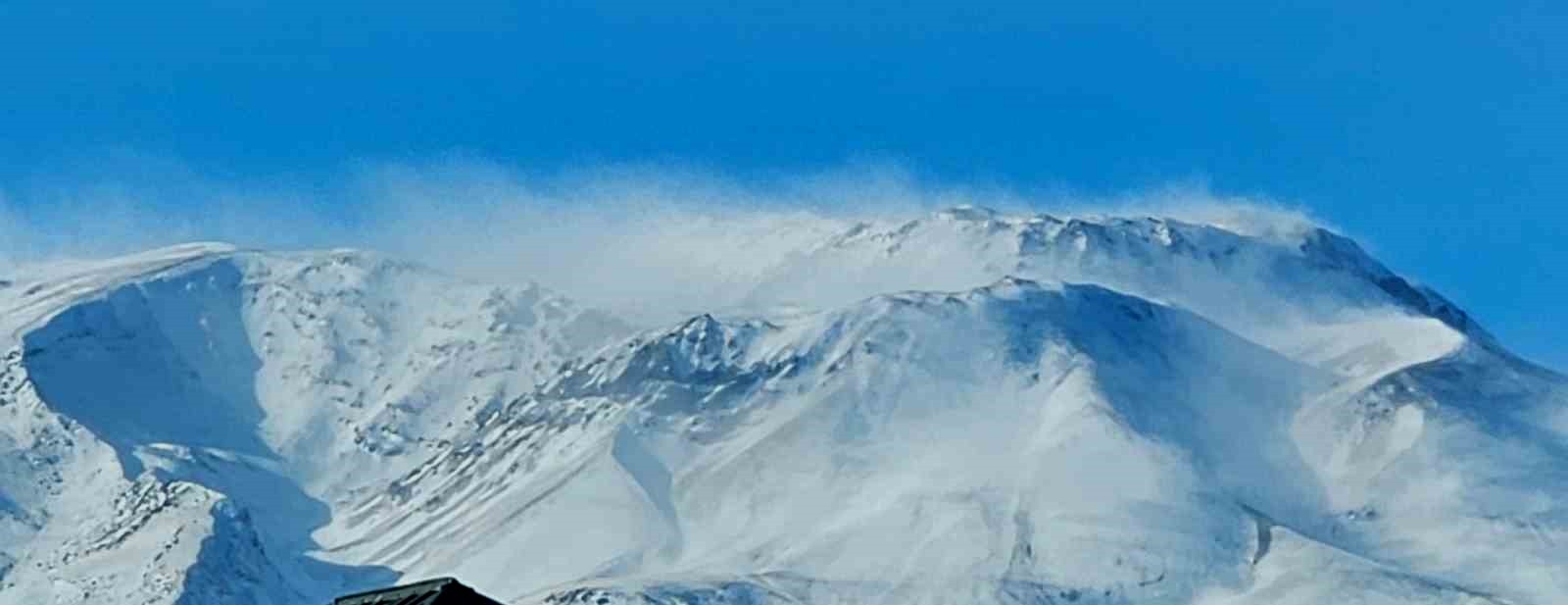 Süphan Dağı'nda kar fırtınası güzelliği