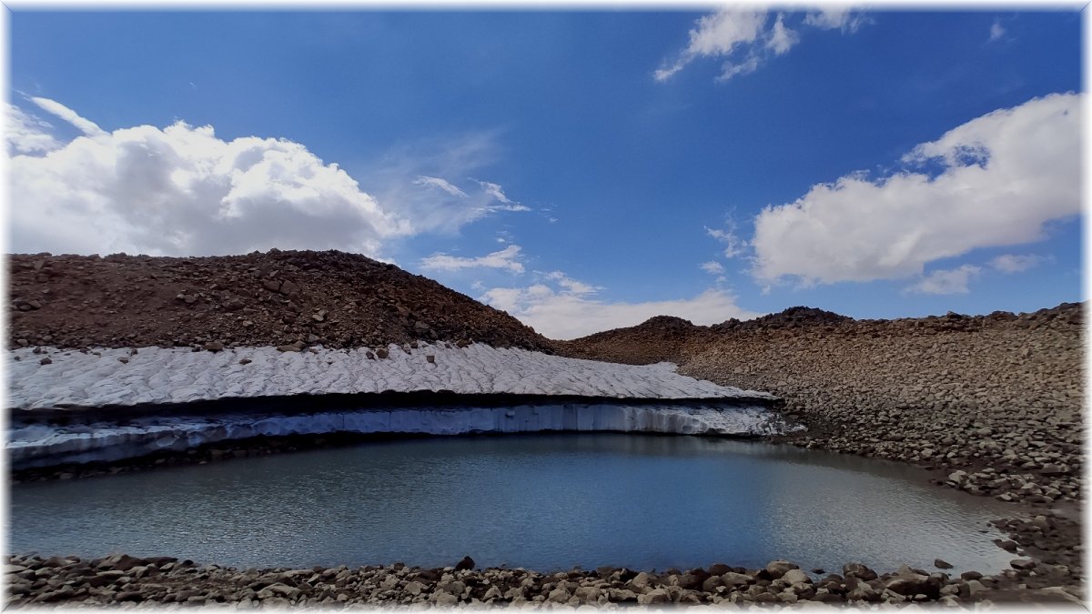 Süphan Dağı'nda kar kütlesi hızla eriyor