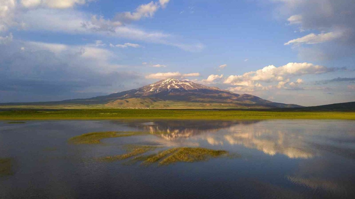 Süphan Dağı'nın Cil Gölü'ne yansıması kartpostallık görüntüler oluşturdu