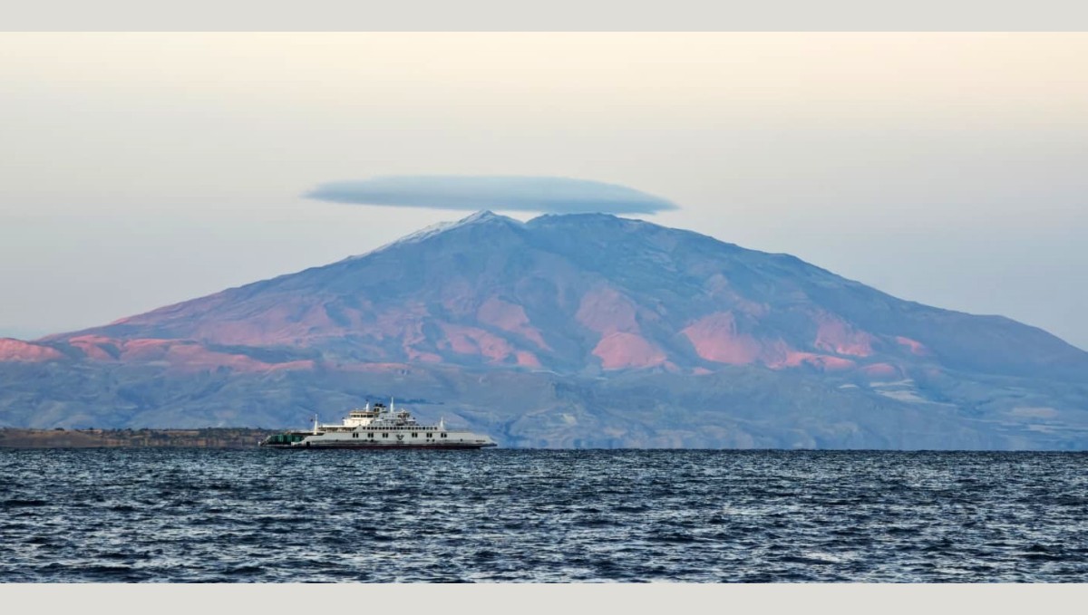 Süphan Dağı'nın zirvesinde 'mercek bulutu' görsel şölen oluşturdu