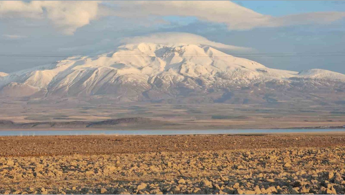 Süphan Dağı'nın zirvesinde mercek bulutu görüntülendi