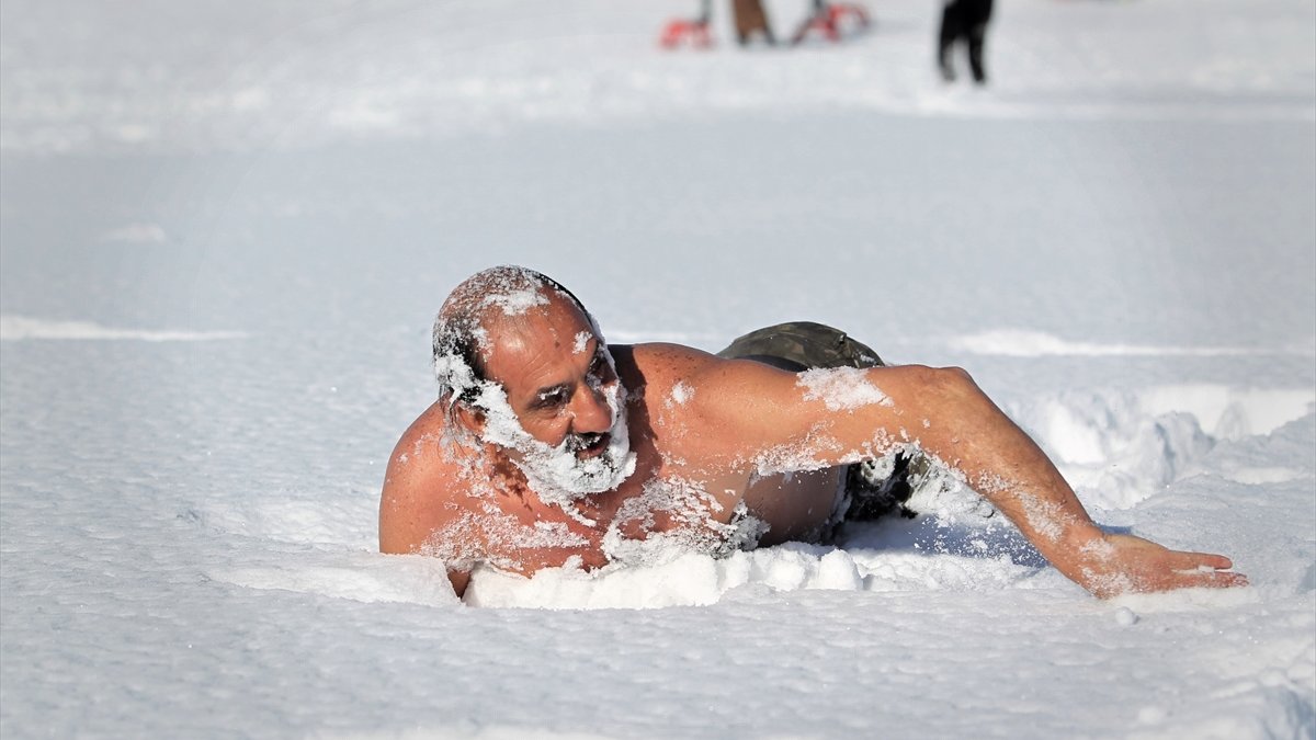 Süphan Dağı, Van Gölü ve Akdamar Adası manzaralı Abalı Kayak Merkezi'nde sezon başladı