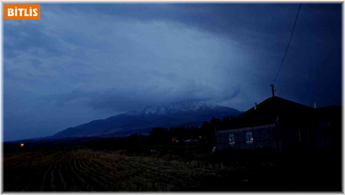 Süphan Dağına mevsimin ilk karı yağdı