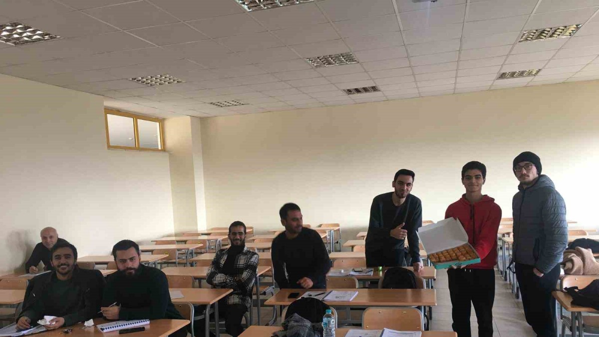 Suriyeli öğrenci, ülkesinin Esad'dan kurtuluşunu sınıfta tatlı dağıtarak kutladı