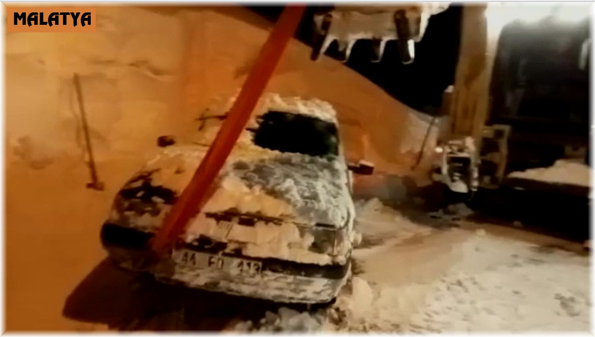 Sürücünün bıraktığı aracı 5 metre karın altından çıktı