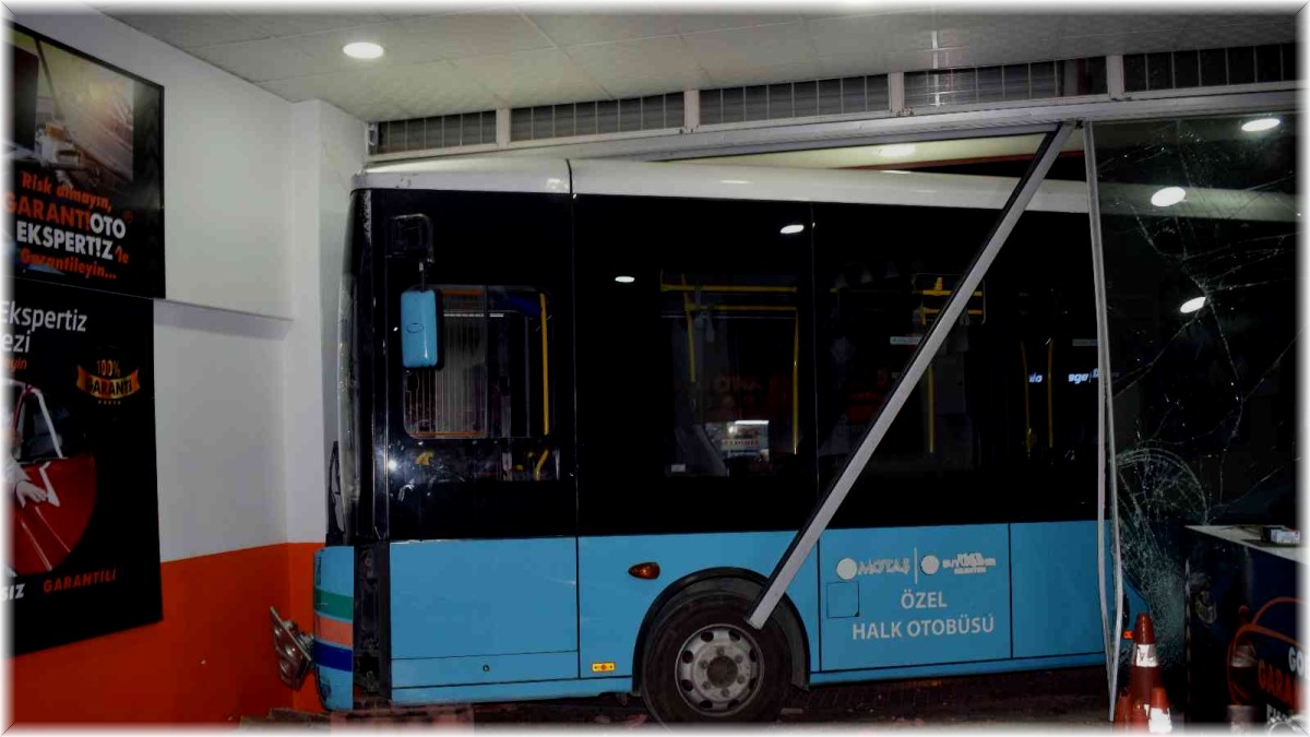 Sürücüsü kalp krizi geçiren otobüs oto bakım servisine daldı: 2 yaralı