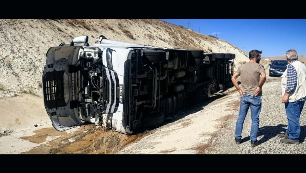 Sürücüsünün direksiyon hakimiyetini kaybettiği Tır yan devrildi