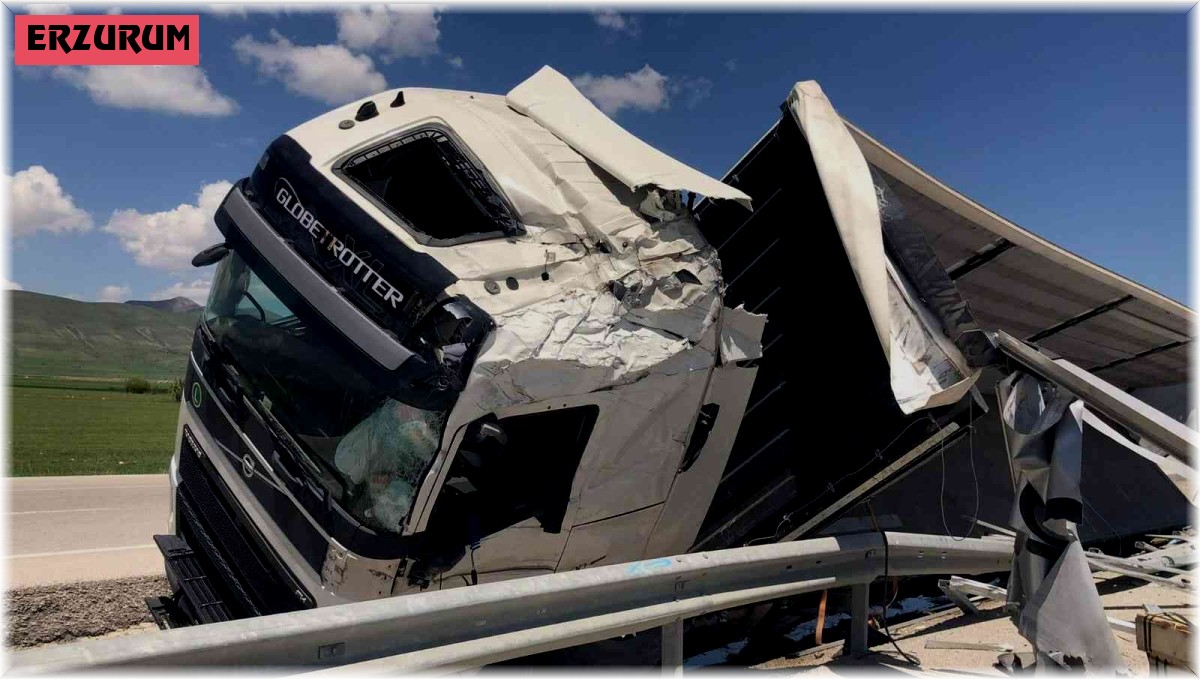 Sürücüsünün direksiyon hakimiyetini kaybettiği tır yoldan çıktı