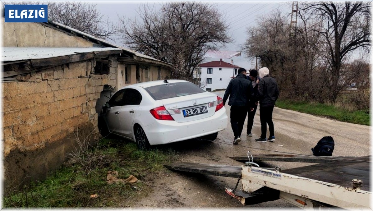 Sürücüsünün kontrolünden çıkan araç evin duvarına çarptı