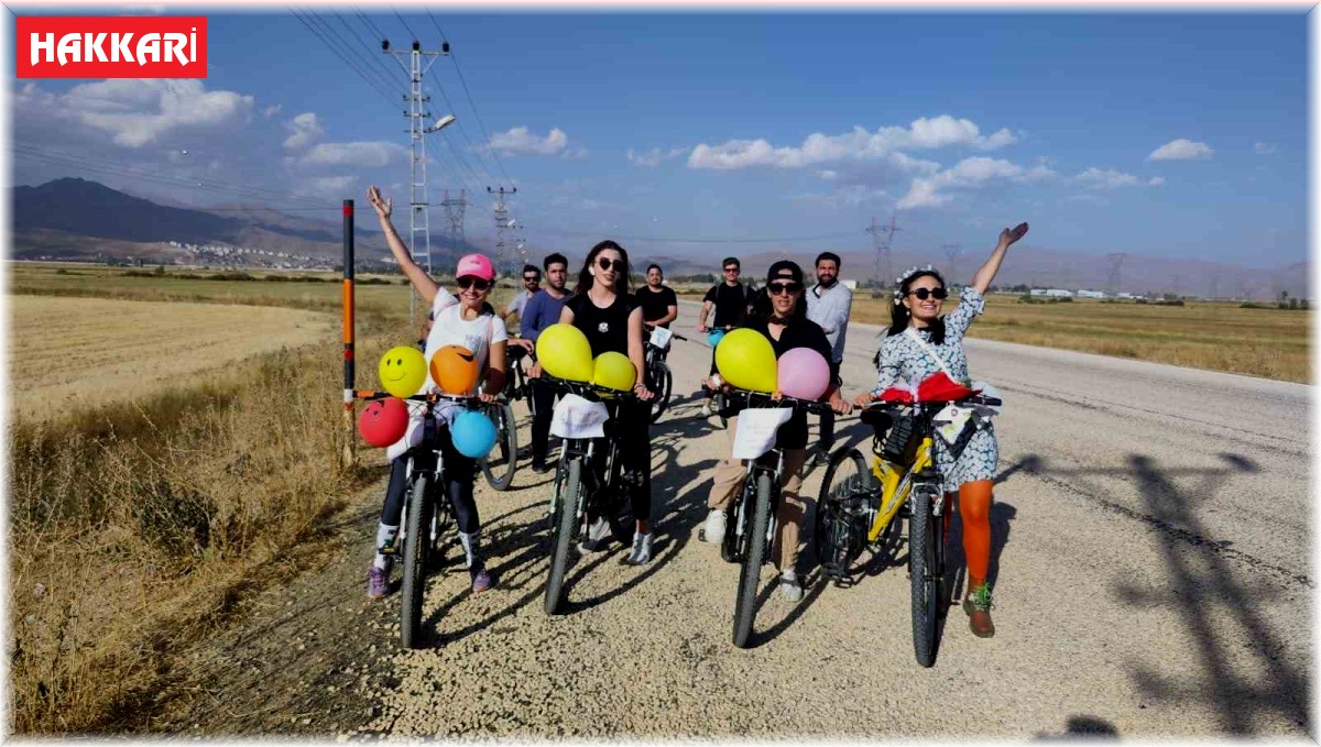 'Süslü Kadınlar' Yüksekova'da renkli görüntüler oluşturdu